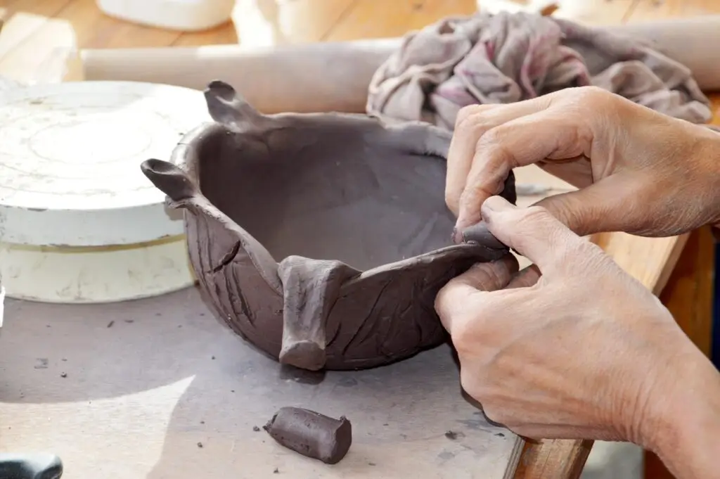 Artisan créant un objet unique en argile pour la décoration artisanale