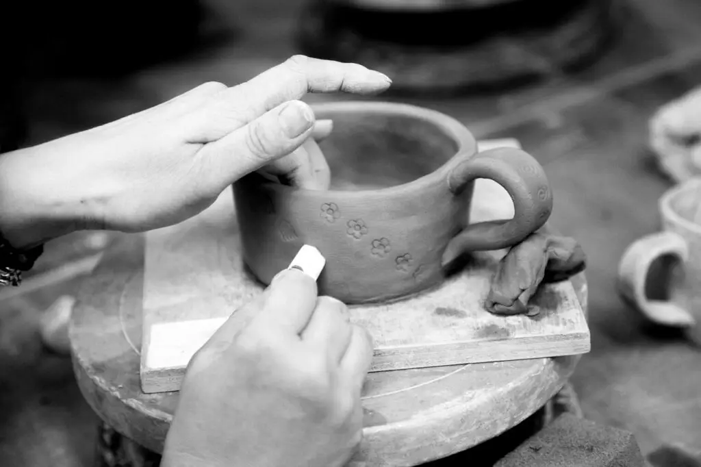 Artisan créant un objet unique en argile pour la décoration artisanale